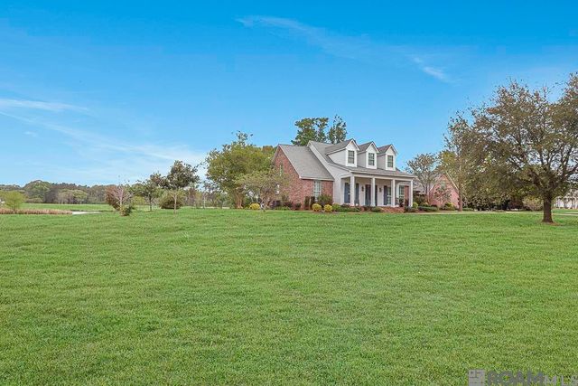 5042 Thompson Cove Dr, St Francisville, LA 70775