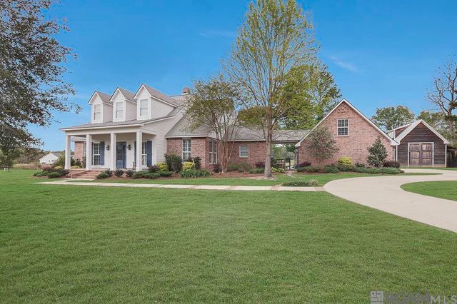 5042 Thompson Cove Dr, St Francisville, LA 70775