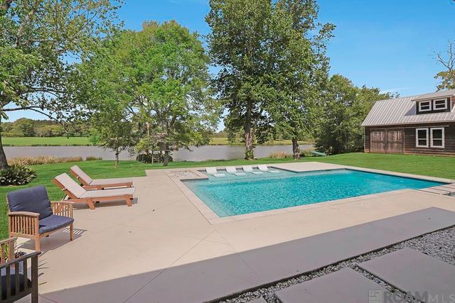 5042 Thompson Cove Dr, St Francisville, LA 70775