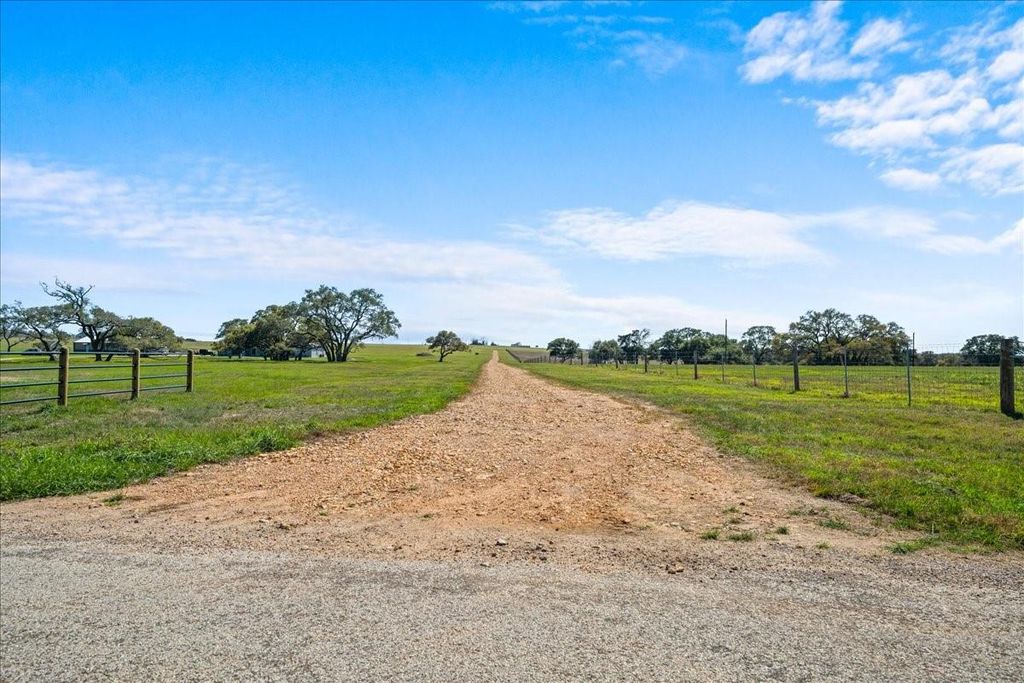 2523 Roitsch Road, Schulenburg, TX 78956