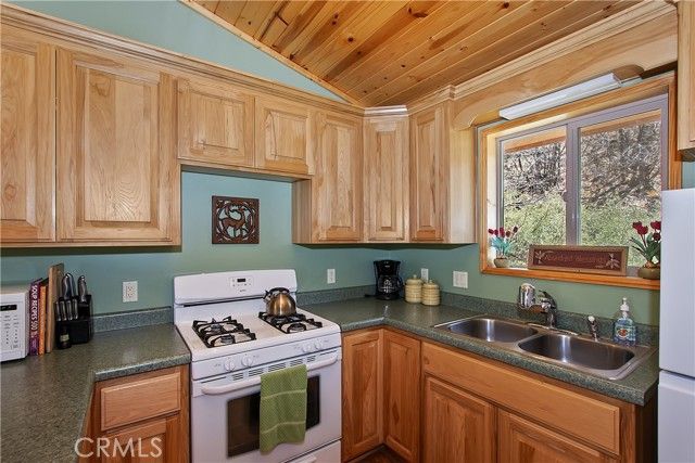 33653 Green Valley Lane, Green Valley Lake, CA 92341