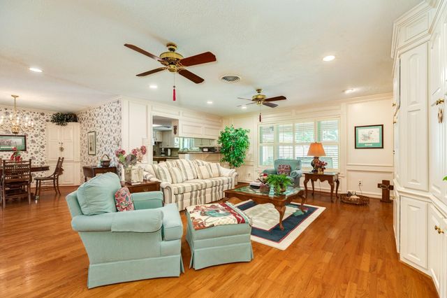 130 Nasturtium Street, Lake Jackson, TX 77566
