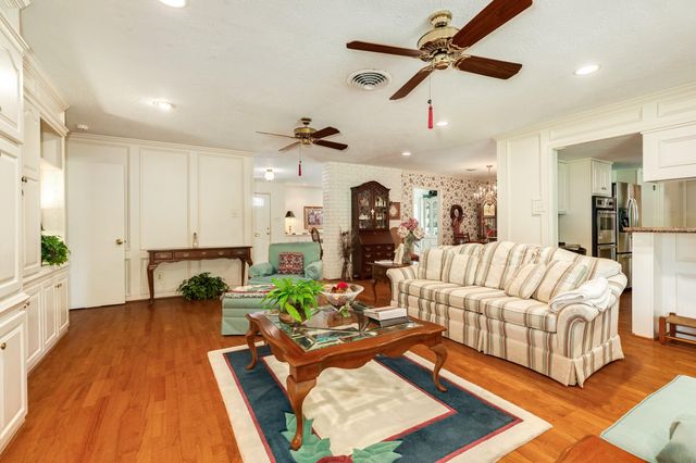 130 Nasturtium Street, Lake Jackson, TX 77566