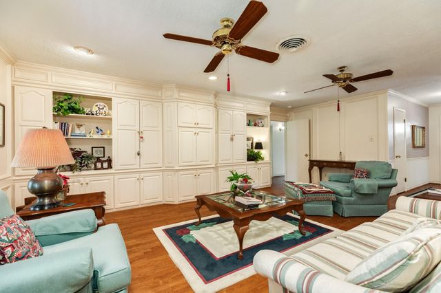 130 Nasturtium Street, Lake Jackson, TX 77566