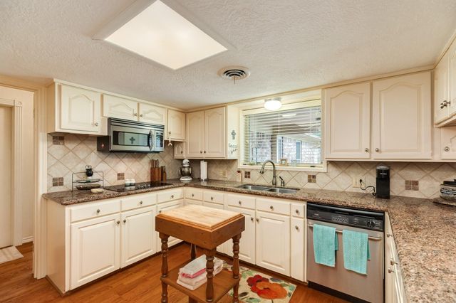 130 Nasturtium Street, Lake Jackson, TX 77566