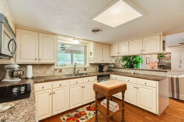 130 Nasturtium Street, Lake Jackson, TX 77566