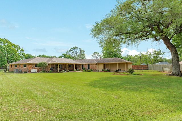 130 Nasturtium Street, Lake Jackson, TX 77566