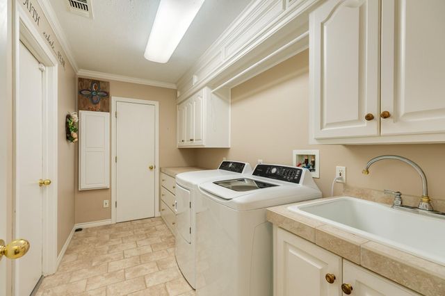 130 Nasturtium Street, Lake Jackson, TX 77566