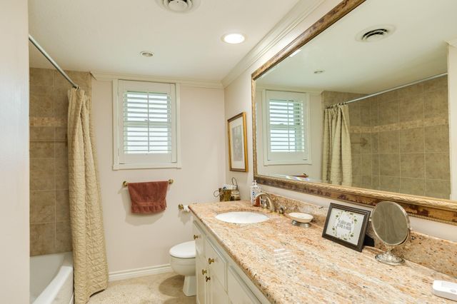 130 Nasturtium Street, Lake Jackson, TX 77566