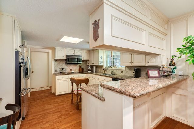 130 Nasturtium Street, Lake Jackson, TX 77566