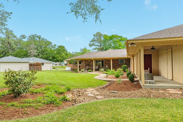 130 Nasturtium Street, Lake Jackson, TX 77566
