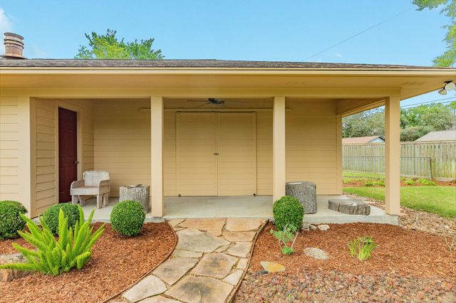130 Nasturtium Street, Lake Jackson, TX 77566