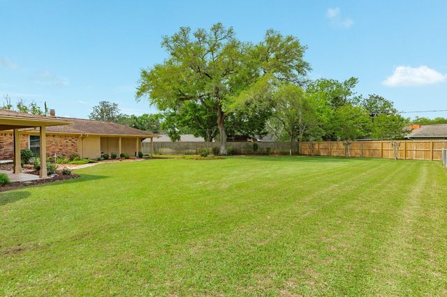 130 Nasturtium Street, Lake Jackson, TX 77566