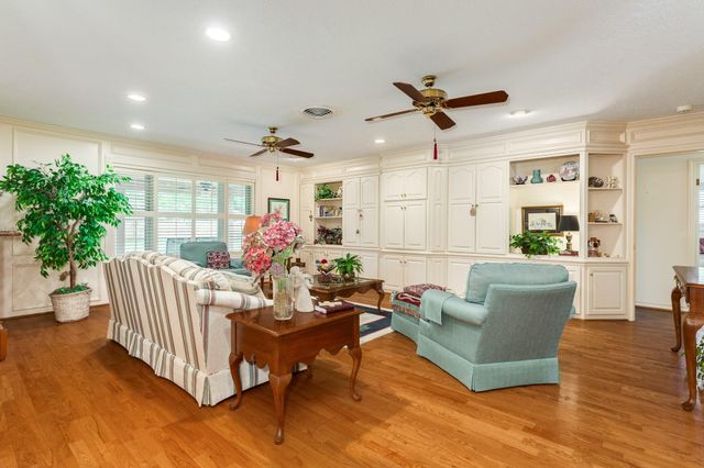 130 Nasturtium Street, Lake Jackson, TX 77566