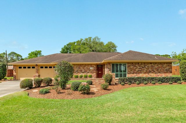 130 Nasturtium Street, Lake Jackson, TX 77566