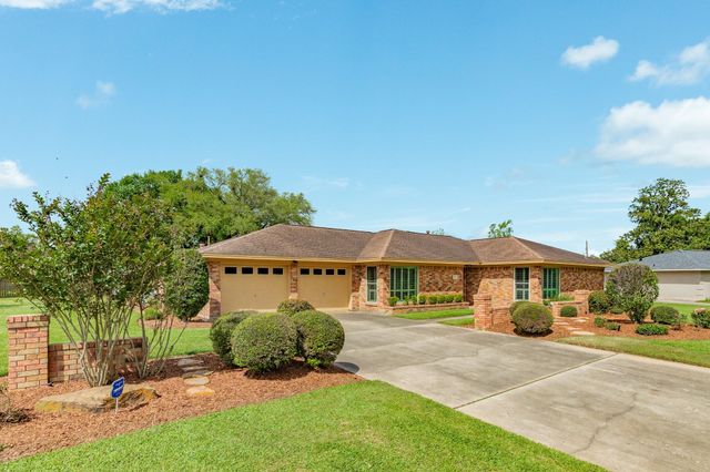 130 Nasturtium Street, Lake Jackson, TX 77566