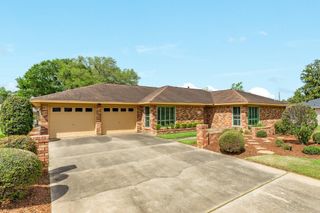 130 Nasturtium Street, Lake Jackson, TX 77566