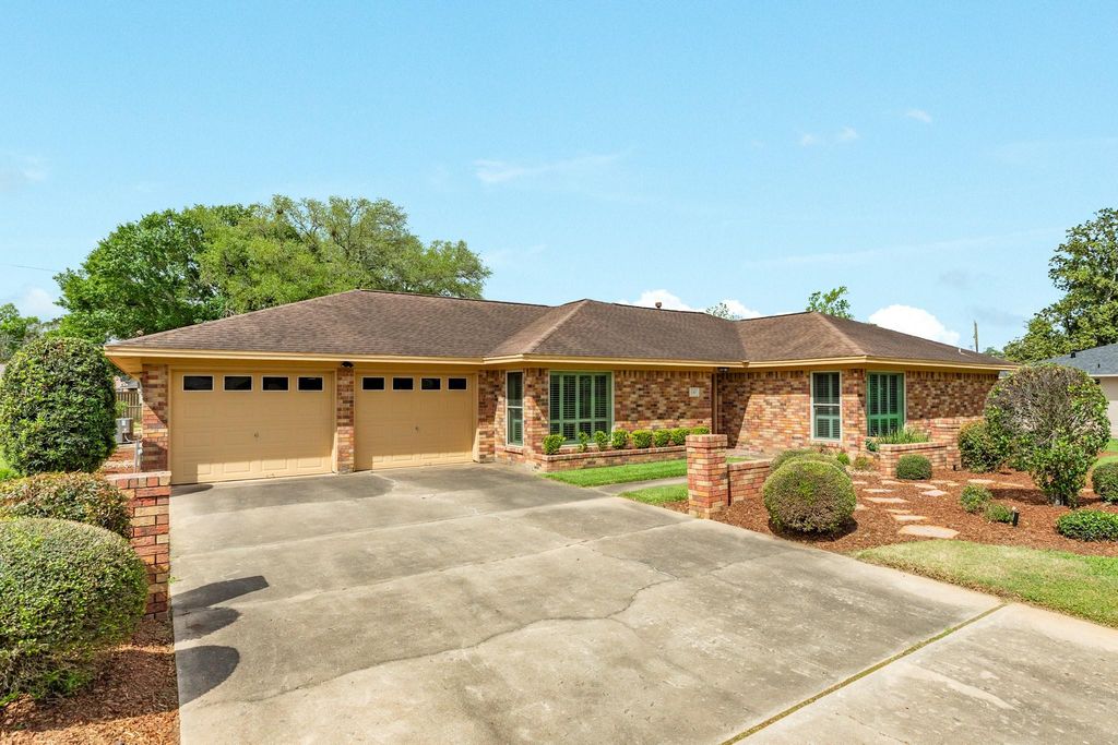 130 Nasturtium Street, Lake Jackson, TX 77566