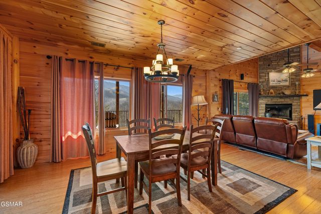 4320 Firefly View Way, Gatlinburg, TN 37738