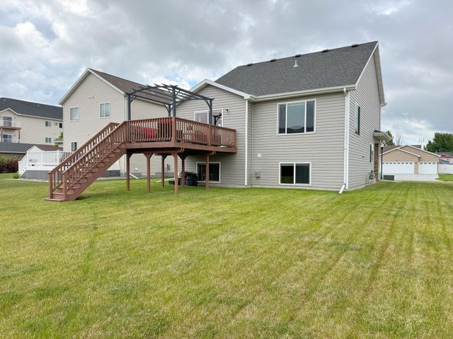 2613 56th Avenue S, Fargo, ND 58104