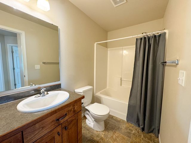 2613 56th Avenue S, Fargo, ND 58104