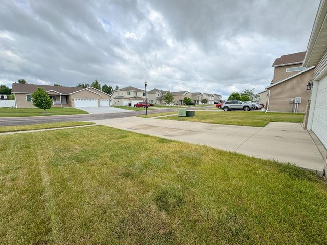 2613 56th Avenue S, Fargo, ND 58104
