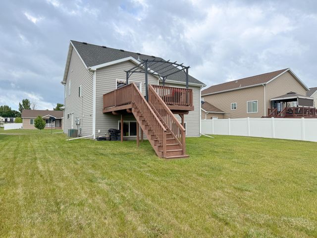 2613 56th Avenue S, Fargo, ND 58104