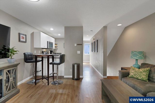 2210 Maplewood Dr S, Salem, OR 97306