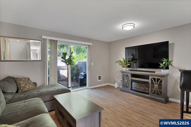 2210 Maplewood Dr S, Salem, OR 97306