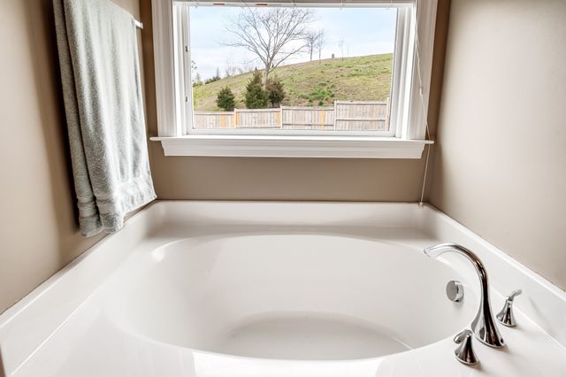 144 Ervin St, Hendersonville, TN 37075