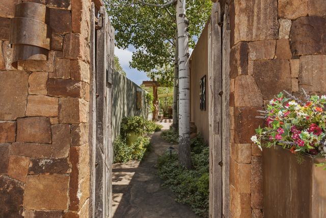 957 Paseo Del Sur, Santa Fe, NM 87501
