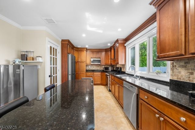 124 Crain Rd, Paramus Boro, NJ 07652