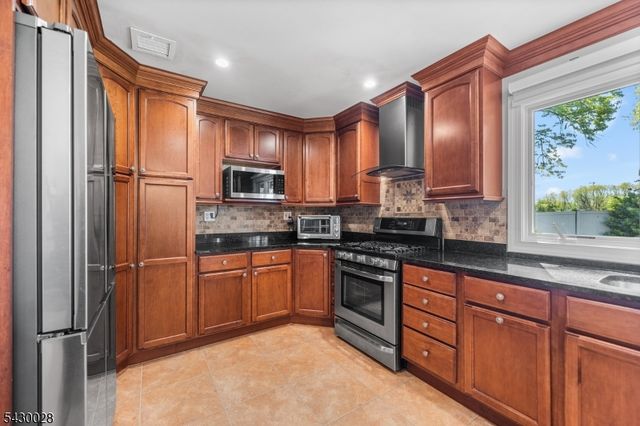 124 Crain Rd, Paramus Boro, NJ 07652