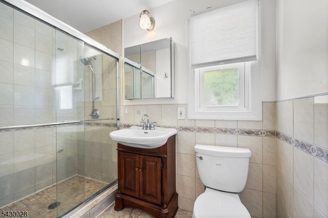 124 Crain Rd, Paramus Boro, NJ 07652