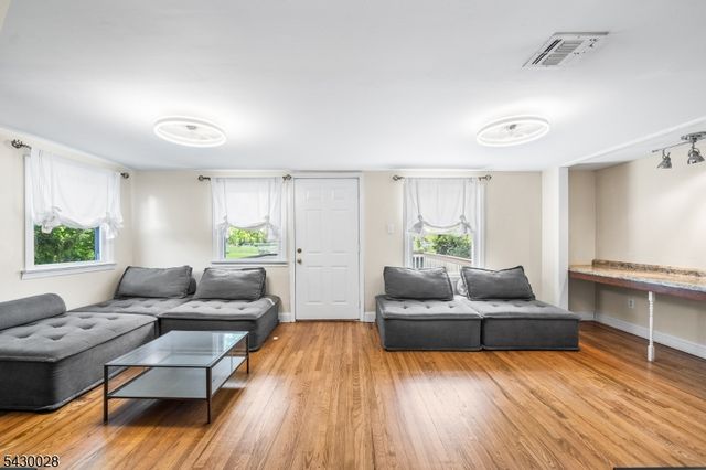 124 Crain Rd, Paramus Boro, NJ 07652