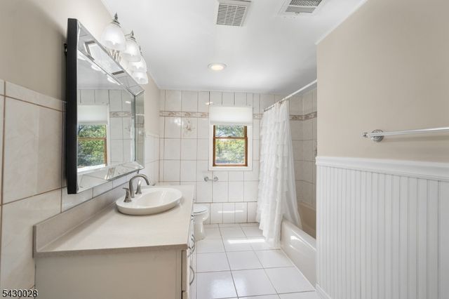 124 Crain Rd, Paramus Boro, NJ 07652