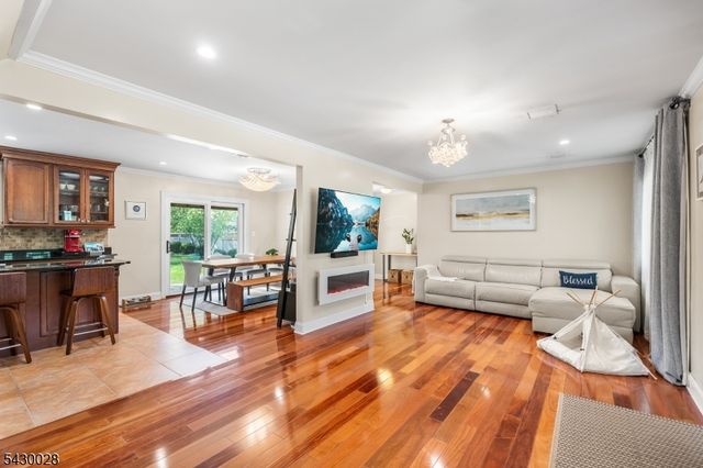 124 Crain Rd, Paramus Boro, NJ 07652