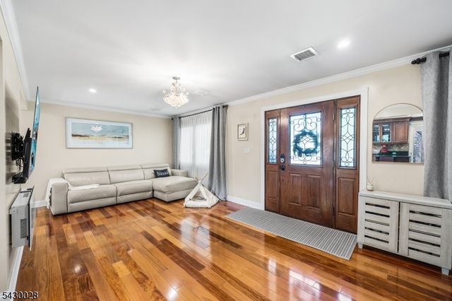 124 Crain Rd, Paramus Boro, NJ 07652