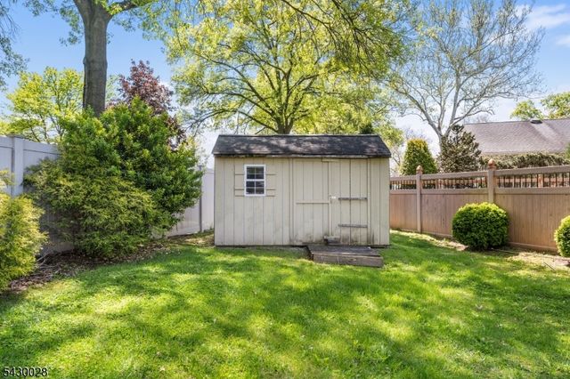 124 Crain Rd, Paramus Boro, NJ 07652
