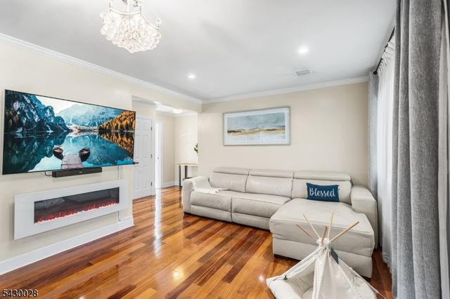 124 Crain Rd, Paramus Boro, NJ 07652