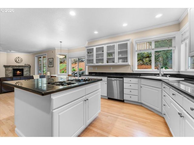 2305 STONEHURST Ct, Lake Oswego, OR 97034