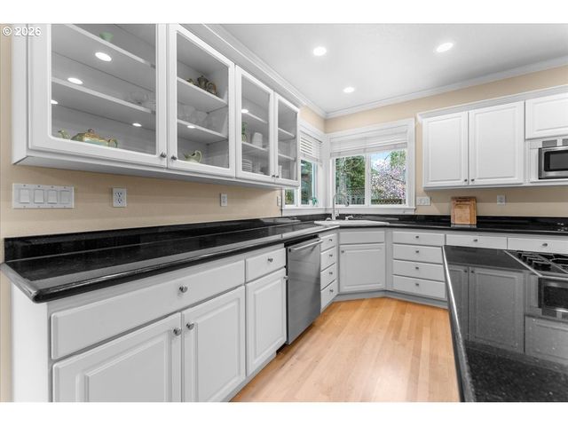 2305 STONEHURST Ct, Lake Oswego, OR 97034