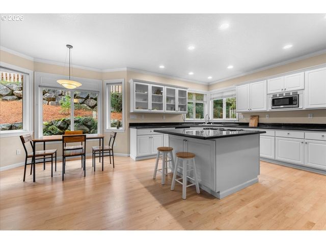 2305 STONEHURST Ct, Lake Oswego, OR 97034