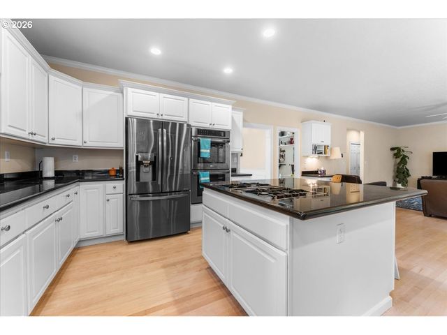 2305 STONEHURST Ct, Lake Oswego, OR 97034