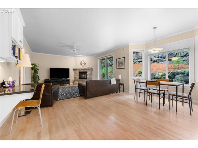 2305 STONEHURST Ct, Lake Oswego, OR 97034