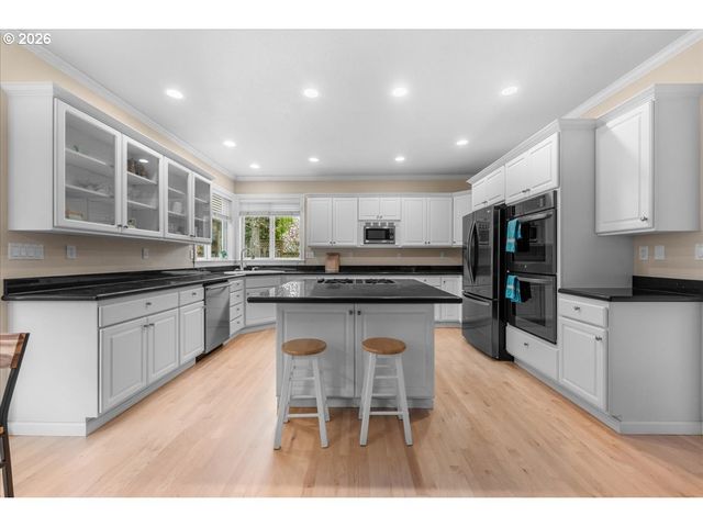 2305 STONEHURST Ct, Lake Oswego, OR 97034