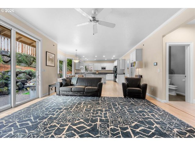 2305 STONEHURST Ct, Lake Oswego, OR 97034