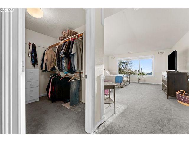 2305 STONEHURST Ct, Lake Oswego, OR 97034