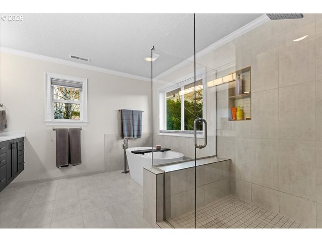 2305 STONEHURST Ct, Lake Oswego, OR 97034