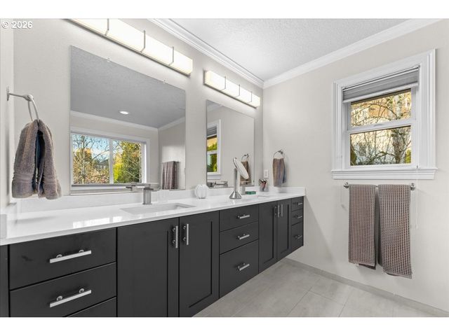 2305 STONEHURST Ct, Lake Oswego, OR 97034